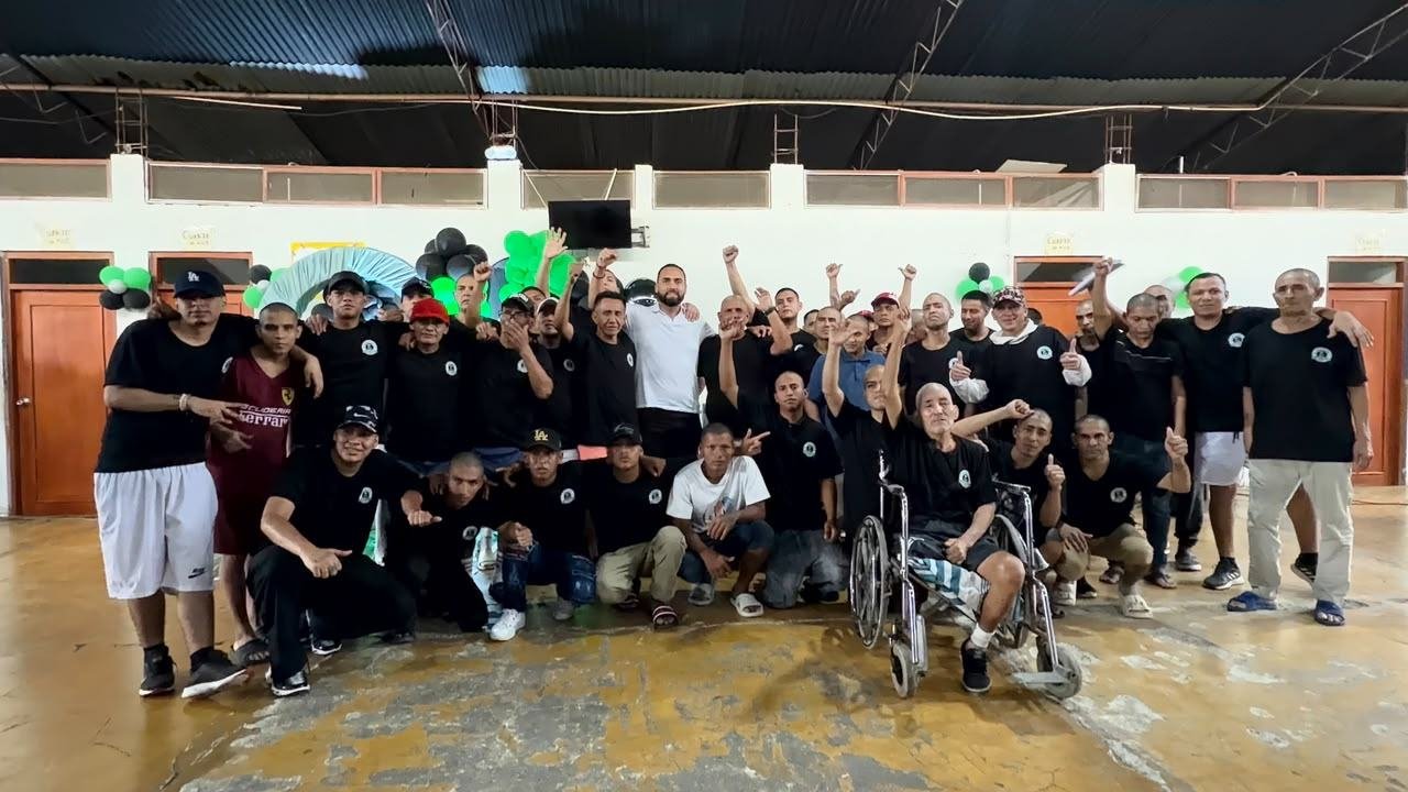 Celebración de logros y graduación de la comunidad