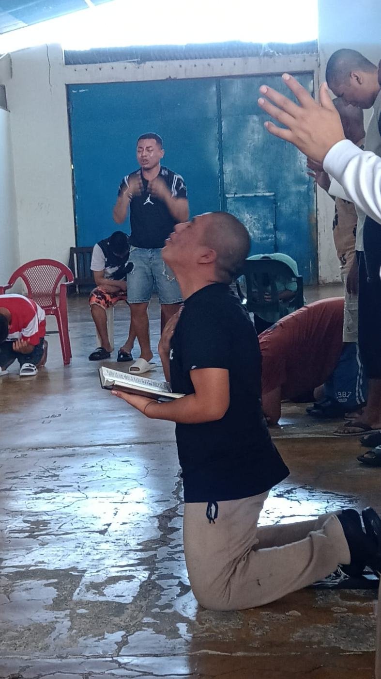 Entrega espiritual durante el culto